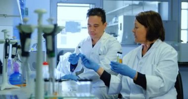 İki bilim adamları birlikte 4 k laboratuvarda deneme