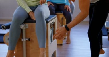 Üst düzey kadın yoga yoga merkezi 4 k gerçekleştirmede yardımcı antrenör