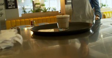 Güzel garson kafeterya 4 k sayacında, dururken