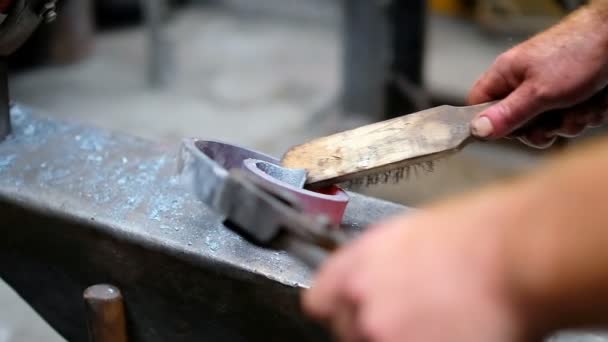 Herrero Moldeando Metal Fundido Taller — Vídeos de Stock