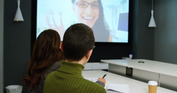 Führungskräfte Interagieren Videotelefonie Einer Konferenz Büro — Stockvideo