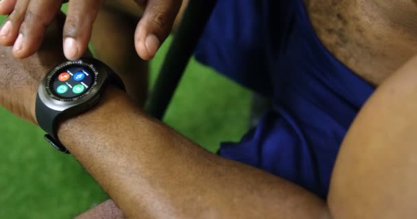 Zbliżenie Starszy Człowiek Studio Fitness Pomocą Zegarka Smartwatch — Wideo stockowe