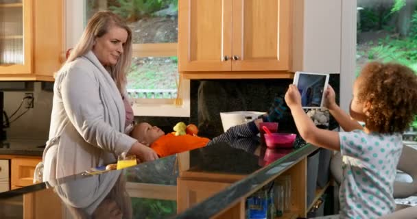 Menina Bebê Tirando Fotos Tablet Digital Cozinha Casa — Vídeo de Stock