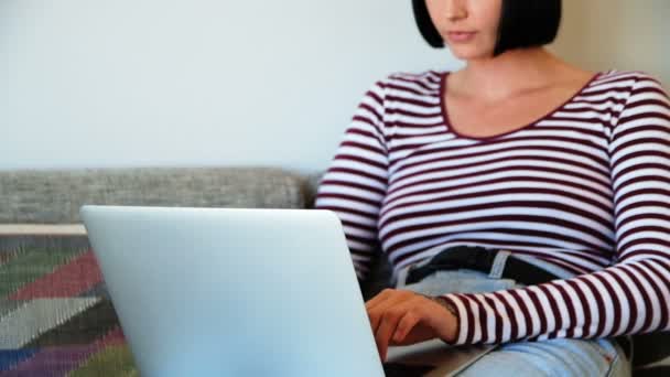 Mujer Usando Ordenador Portátil Casa — Vídeos de Stock