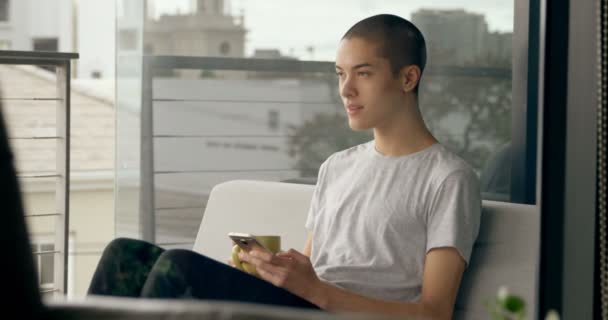 Hombre Joven Usando Teléfono Móvil Mientras Toma Café Casa — Vídeos de Stock