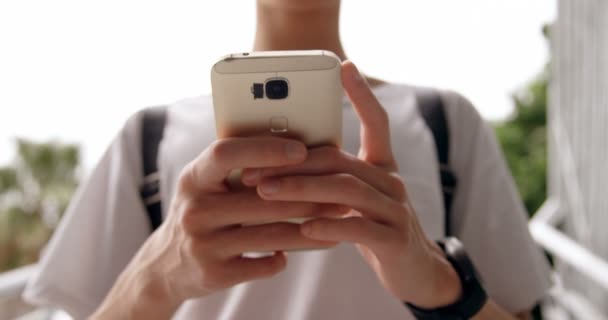 Joven Hombre Comprobar Tiempo Durante Uso Teléfono Móvil — Vídeos de Stock