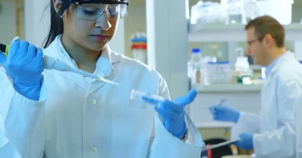 Laboratuvarda Deneme Özenli Kadın Bilim Adamı — Stok video
