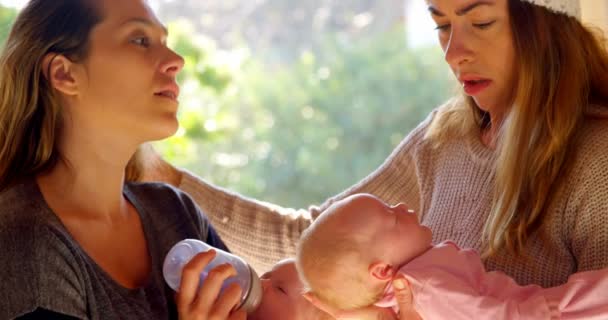 Lesbisch Koppel Feeding Melk Aan Hun Baby Thuis — Stockvideo