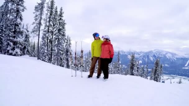 Couple Romantique Debout Ensemble Dans Paysage Enneigé — Video