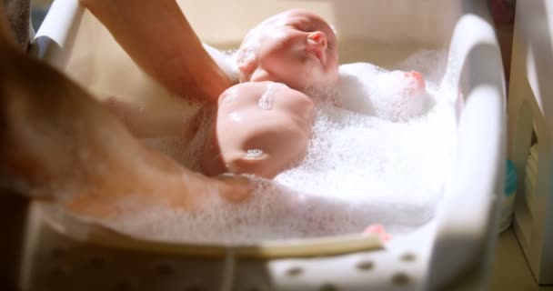 Μητέρα Δίνει Αγόρι Μωρό Μπανιέρα Στο Μπάνιο Στο Σπίτι — Αρχείο Βίντεο