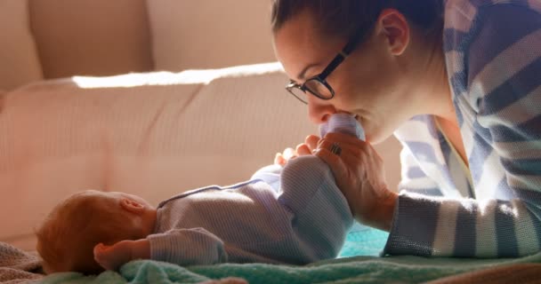 Mãe Brincando Com Seu Bebê Menino Pés Sala Estar Casa — Vídeo de Stock