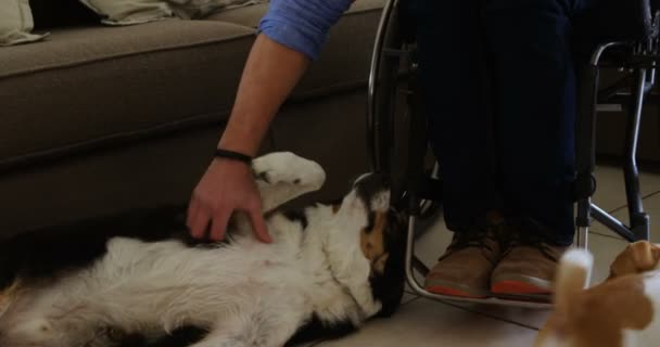 Homem Com Deficiência Acariciando Seu Cão Casa — Vídeo de Stock