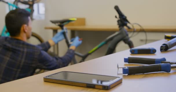Вид Ззаду Чоловіка Ремонт Велосипедного Сидіння Майстерні — стокове відео