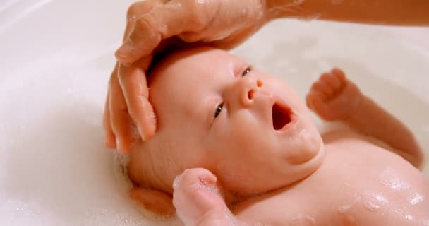 关闭的母亲给她的男婴洗澡在浴室在家里4K — 图库视频影像