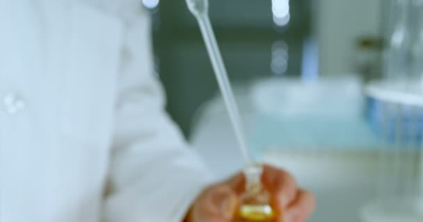 Figyelmes Férfi Tudós Laboratóriumban Kísérletezés — Stock videók