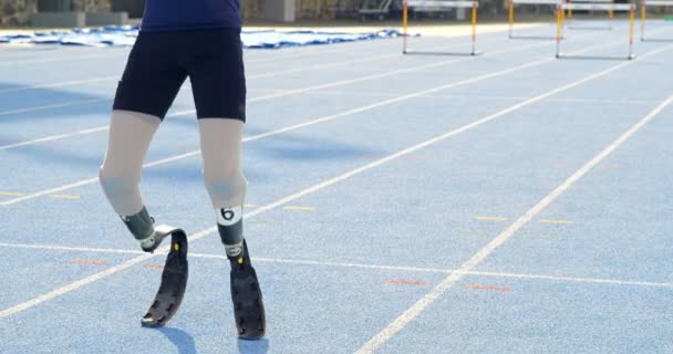Niepełnosprawny Sportowiec Relaksując Się Bieżnię Halę Widowiskowo Sportową — Wideo stockowe