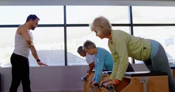 Entrenador Que Ayuda Las Mujeres Mayores Hacer Ejercicio Centro Yoga — Vídeos de Stock