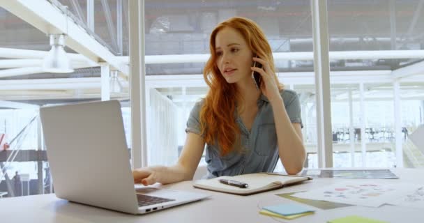 Uitvoerend Praten Mobiele Telefoon Tijdens Het Gebruiken Van Laptop Office — Stockvideo