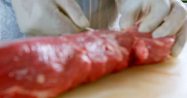 肉屋精肉店 の糸で肉を抱き合わせのクローズ アップ — ストック動画