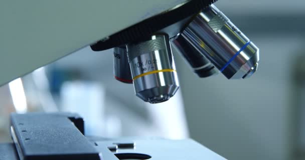실험실에서 현미경의 클로즈업 — 비디오