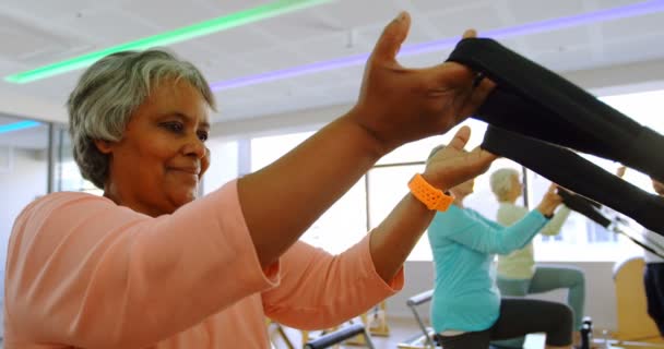 Grupa Starszych Kobiet Robi Ćwiczenia Rozciągające Centrum Jogi — Wideo stockowe