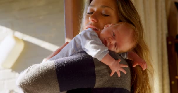 ホームの でリビング ルームで彼女の赤ちゃんを慰める母 — ストック動画