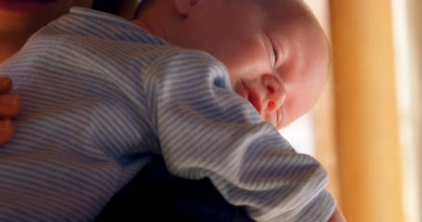 Madre Consolando Bebé Sala Estar Casa — Vídeos de Stock