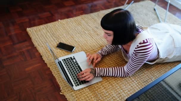 Γυναίκα Που Χρησιμοποιούν Φορητό Υπολογιστή Στο Πάτωμα Στο Σπίτι — Αρχείο Βίντεο