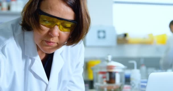 Уважний Жіночий Вчений Експериментує Лабораторії — стокове відео