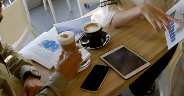 Führungskräfte Diskutieren Über Diagramm Cafeteria — Stockvideo