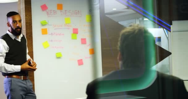 办公室4K 玻璃白板的执行讨论 — 图库视频影像