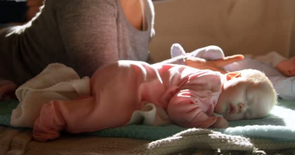 Madre Jugando Con Sus Bebés Sala Estar Casa — Vídeos de Stock