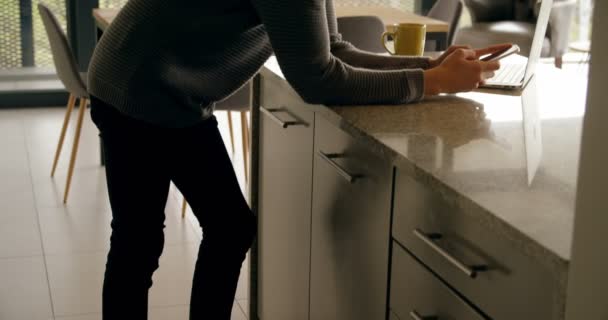 Hombre Joven Usando Teléfono Móvil Casa — Vídeo de stock