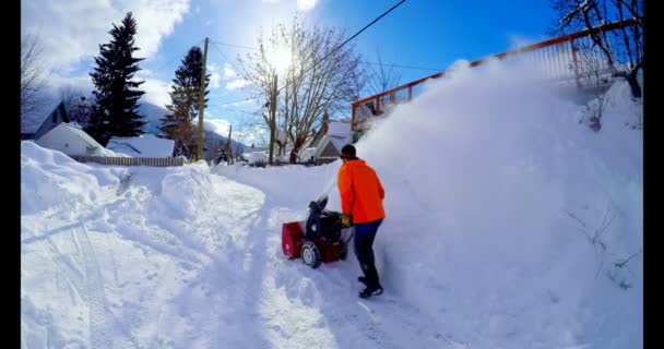 Чоловік Чистить Сніг Снігоприбиральником Взимку — стокове відео