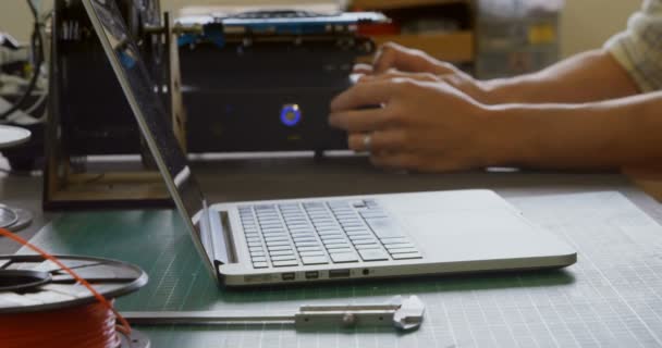 Mecánico Con Máquina Troquel Mesa Taller — Vídeos de Stock