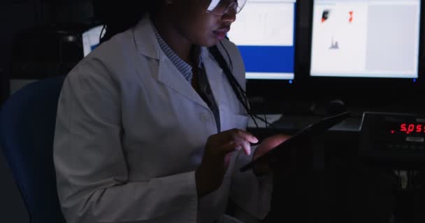 Вид Сбоку Женщины Ученого Использующей Цифровой Планшет Лаборатории — стоковое видео