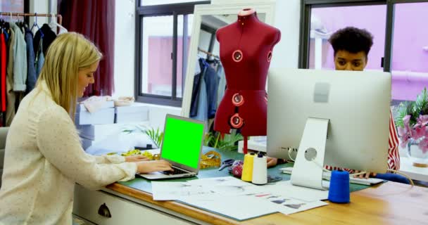 Diseñadores Moda Trabajando Escritorio Estudio Moda — Vídeo de stock