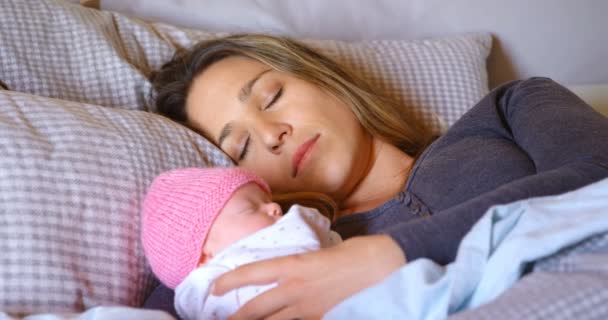 母亲和她的孩子睡在家里的卧室4K — 图库视频影像
