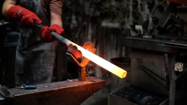 鍛冶屋のハンマーと溶融金属を鍛造マシン — ストック動画