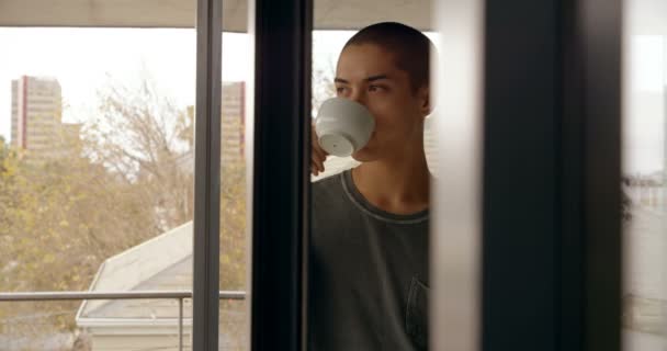 Joven Tomando Café Casa — Vídeo de stock