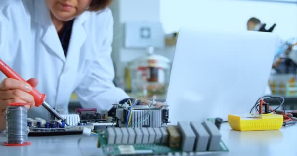 Carte Circuit Soudure Scientifique Femelle Laboratoire — Video