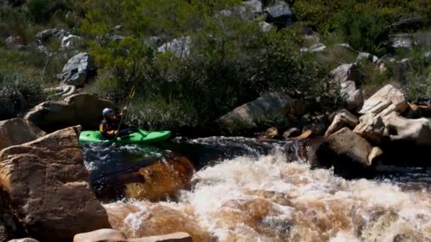 Kayaker Fêmea Rafting Rio — Vídeo de Stock