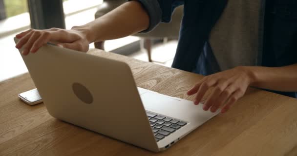 Jovem Usando Laptop Casa — Vídeo de Stock