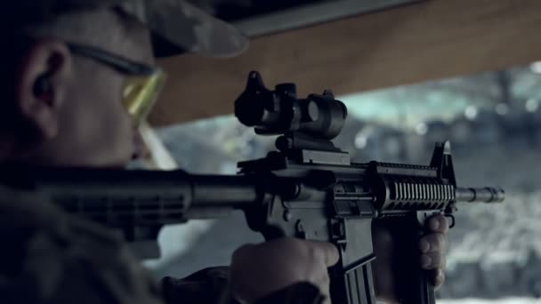 Primer Plano Del Soldado Militar Disparando Con Rifle Durante Entrenamiento — Vídeos de Stock