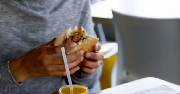 Mitten Delen Man Har Burger Café — Stockvideo