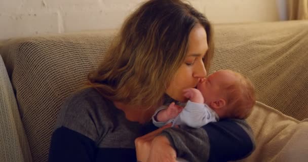 Mãe Beijando Seu Bebê Sala Estar Casa — Vídeo de Stock