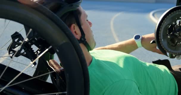 Behindertensportler Mit Smartwatch Auf Laufstrecke Sportstätte — Stockvideo