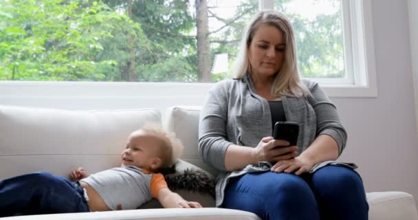 Madre Usando Teléfono Móvil Sala Estar Casa — Vídeo de stock