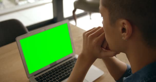 Junger Mann Sitzt Mit Laptop Hause — Stockvideo