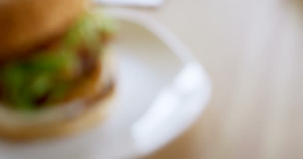 Gros Plan Hamburger Sur Table Cafétéria — Video